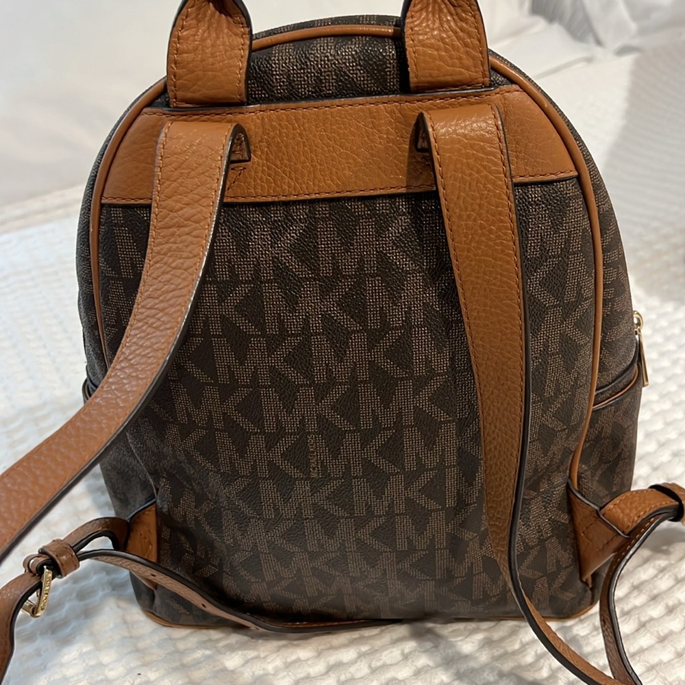 🛍️ Michael Kors Backpack - Picture 5 of 13